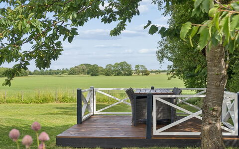 Saku - 375M from the Sea: Jardin, Pelouse, Plate-Forme, Mobilier De Jardin, Ombre, Prairie, Cour, Dur, Clôture, Chaise