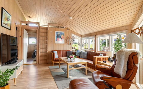 Saku - 375M from the Sea: Bois, Meubles, Sol, Design Intérieur, Sol, Plafond, Parquet, Canapé, Domicile, Salon