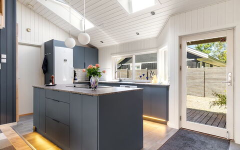 Saku - 375M from the Sea: Bois, Sol, Design Intérieur, Cuisine, Plafond, Sol, Comptoir, Parquet, Appareil De Cuisine, Cabinetry