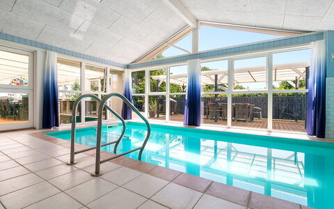 Saku - 375M from the Sea: Piscine, Recours, Loisir, Eco Hôtel, Chaise, Biens, Mobilier De Jardin, Hôtel, Villa, Ombre