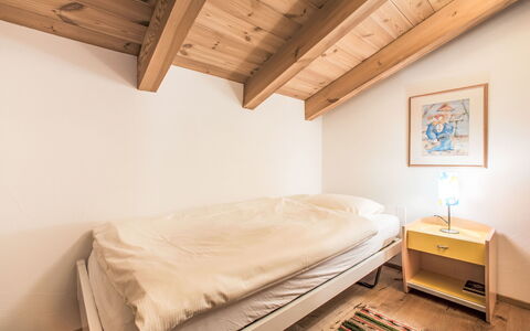 Casa Alpetta: Design Intérieur, Chambre, Lit, Bois, Sol, Sol, Plafond, Drap De Lit, Pièce, Literie