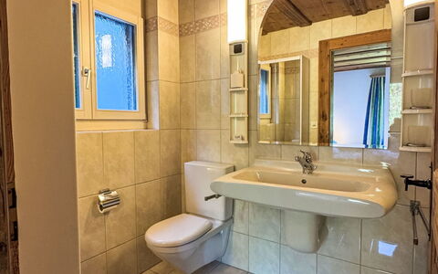 Casa sur Vitg: Salle De Bains, Sol, Luminaire Plomberie, Sol, Lavabo, Design Intérieur, Bois, Plafond, Évier, Robinet