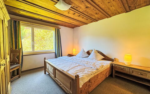 Casa sur Vitg: Bois, Chambre, Lit, Drap De Lit, Design Intérieur, Literie, Pièce, Plafond, Cadre De Lit, Sol