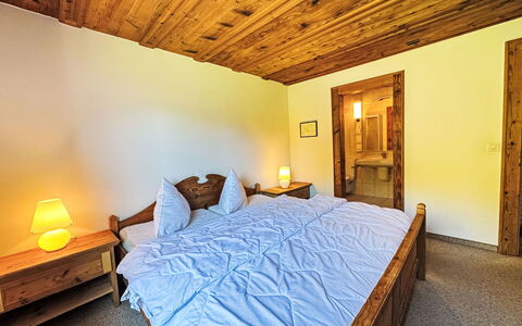 Sur Vitg: Bois, Chalet, Dur, Chambre, Tache De Bois, Cadre De Lit, Lit, Drap De Lit, Literie, Parquet