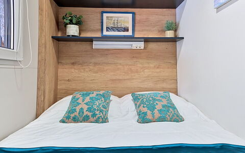 Arsen: Chambre, Lit, Meubles, Design Intérieur, Linge, Textile, Drap De Lit, Coussin, Literie, Throw Pillow
