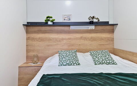 Arsen: Meubles, Lit, Chambre, Design Intérieur, Literie, Mur, Drap De Lit, Bois, Linge, Sol