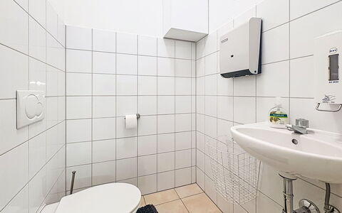 Maria: Sol, Luminaire Plomberie, Sol, Design Intérieur, Salle De Bains, Toilette, Siège De Toilette, Plomberie, Pièce, Robinet