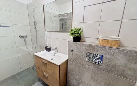 Korzo: Sol, Design Intérieur, Sol, Luminaire Plomberie, Armoire De Toilette, Salle De Bains, Robinet, Toilette, Tuile, Évier