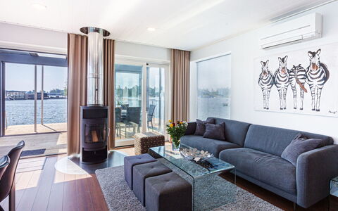 Villa Helmi: Meubles, Design Intérieur, Canapé, Sol, Plafond, Salon, Sol, Domicile, Éclairage, Appartement