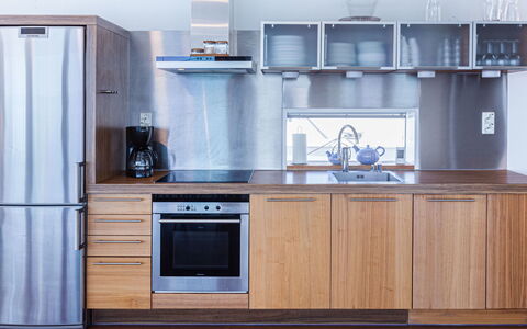 Villa Helmi: Appareil De Cuisine, Bois, Cuisine, Principaux Appliance, Sol, Design Intérieur, Meubles, Comptoir, Électroménager, Cabinetry