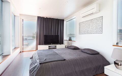 Villa Helmi: Meubles, Lit, Design Intérieur, Chambre, Mur, Sol, Sol, Literie, Drap De Lit, Plafond