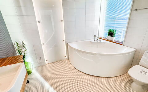 Villa Helmi: Sol, Luminaire Plomberie, Salle De Bains, Sol, Design Intérieur, Plomberie, Robinet, Tuile, Toilette, Pièce