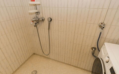 Villa Jumalvik: Sol, Luminaire Plomberie, Salle De Bains, Sol, Tete De Douche, Plomberie, Douche, Bar De Douche, Tuile, Panneau De Douche