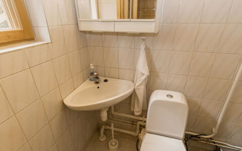 Villa Jumalvik: Siège De Toilette, Salle De Bains, Luminaire Plomberie, Mur, Sol, Toilette, Sol, Lavabo, Évier, Plomberie