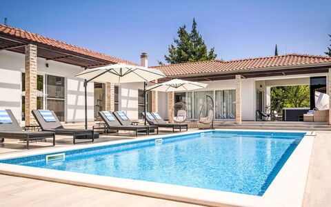 Stella: Piscine, Mobilier De Jardin, Recours, Meubles, Domicile, Eco Hôtel, Biens, Ombre, Chaise, Balancelle