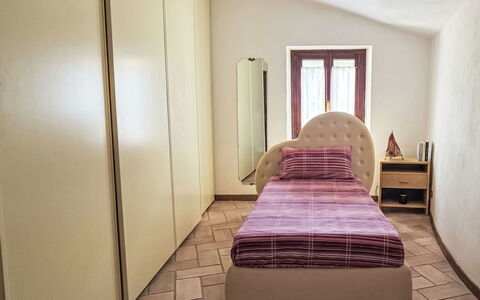 La Casa di Fiore: Lit, Meubles, Chambre, Design Intérieur, Literie, Mur, Drap De Lit, Sol, Sol, Bois