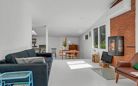 Franki - 1.8Km from the Sea: Meubles, Sol, Design Intérieur, Canapé, Mur, Sol, Salon, Bois, Plafond, Pièce