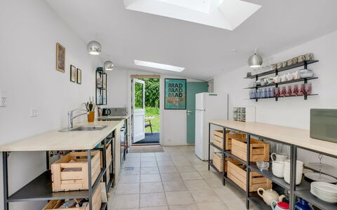 Franki - 1.8Km from the Sea: Design Intérieur, Cuisine, Sol, Plafond, Meubles, Comptoir, Sol, Éclairage, Principaux Appliance, Pièce