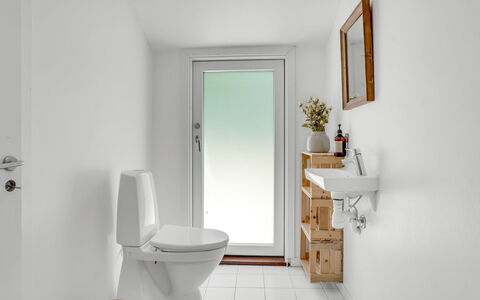 Franki - 1.8Km from the Sea: Sol, Siège De Toilette, Sol, Toilette, Luminaire Plomberie, Salle De Bains, Design Intérieur, Plomberie, Pièce