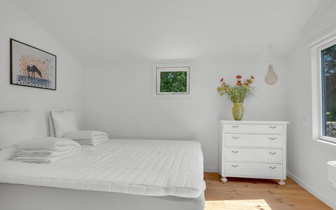 Franki - 1.8Km from the Sea: Meubles, Lit, Chambre, Design Intérieur, Sol, Sol, Literie, Plafond, Drap De Lit, Linge
