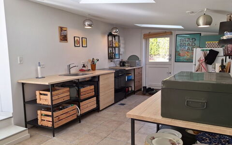 Franki - 1.8Km from the Sea: Meubles, Bois, Sol, Design Intérieur, Sol, Rayonnage, Cabinetry, Table, Pièce, Éclairage