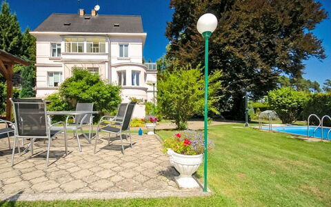 Forestside Villa: Zone Résidentielle, Maison, Arbuste, Domicile, Jardin, Pelouse, Biens, Aménagement Paysager, Cour, Manoir