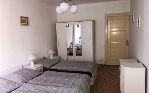 Forestside Villa: Lit, Chambre, Meubles, Drap De Lit, Literie, Sol, Sol, Design Intérieur, Pièce, Cadre De Lit