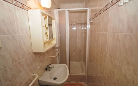 Forestside Villa: Lavabo, Mur, Luminaire Plomberie, Sol, Sol, Salle De Bains, Évier, Design Intérieur, Pièce, Plomberie