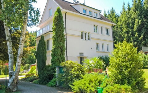 Forestside Villa: Arbre, Arbuste, Maison, Zone Résidentielle, Domicile, Biens, Chalet, Aménagement Paysager, Manoir