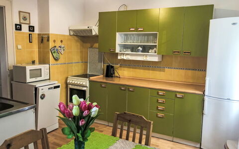 Forestside Villa: Meubles, Sol, Cuisine, Principaux Appliance, Bois, Appareil De Cuisine, Cabinetry, Design Intérieur, Sol, Comptoir