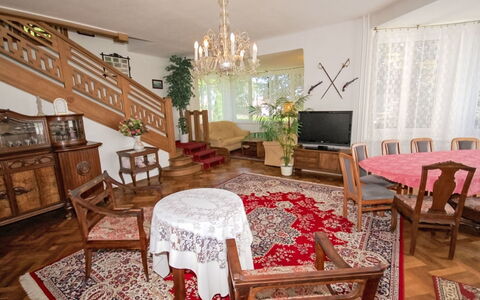 Forestside Villa: Sol, Bois, Sol, Design Intérieur, Meubles, Plafond, Pièce, Salon, Canapé, Parquet