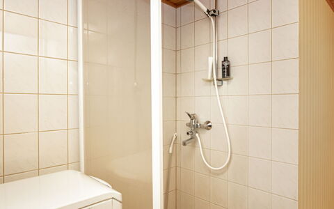 Villa Underberg: Salle De Bains, Mur, Sol, Luminaire Plomberie, Sol, Design Intérieur, Tete De Douche, Douche, Plomberie, Robinet