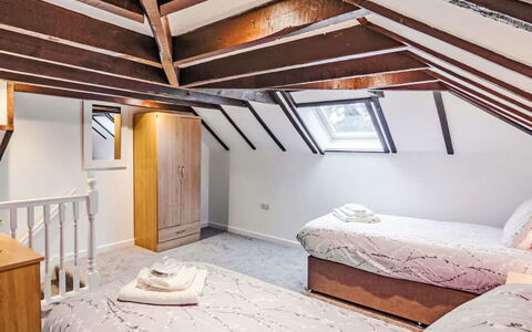 Wester Caiplich: Bois, Sol, Chambre, Sol, Design Intérieur, Lit, Domicile, Plafond, Literie, Porte