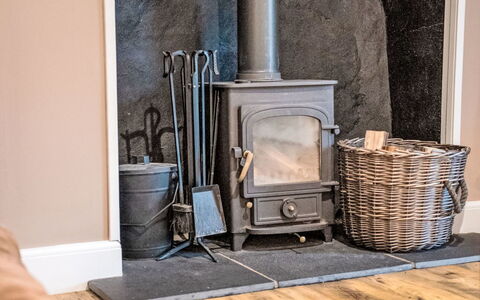 Dalnaglar Cottage: Sol, Foyer, Meubles, Sol, Poêle À Bois, Parquet, Salon, Matériau Naturel, Dur
