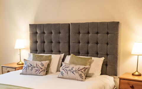 Dalnaglar Cottage: Lit, Meubles, Literie, Chambre, Drap De Lit, Design Intérieur, Linge, Bois, Pièce, Throw Pillow