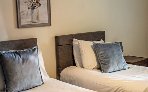 Easter Caiplich: Lit, Literie, Chambre, Drap De Lit, Design Intérieur, Sol, Mur, Sol, Bois, Meubles