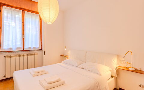 Casa Elena: Mur, Design Intérieur, Bois, Lit, Chambre, Drap De Lit, Sol, Literie, Pièce, Cadre De Lit