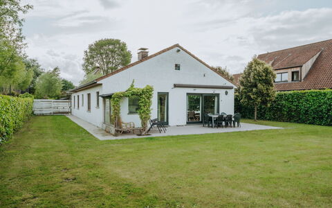 Villa Esterel: Herbe, Bâtiment, Maison, Domicile, Toit, Chalet, Zone Résidentielle, Arbuste, Lot Terre