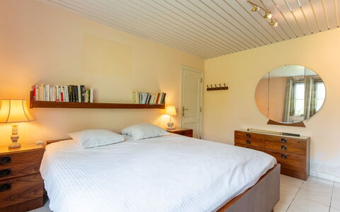 Villa Esterel: Lit, Meubles, Design Intérieur, Chambre, Mur, Sol, Sol, Literie, Drap De Lit, Bois