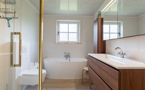 Villa Esterel: Sol, Salle De Bains, Design Intérieur, Luminaire Plomberie, Sol, Bois, Armoire De Toilette, Plomberie, Robinet, Éclairage