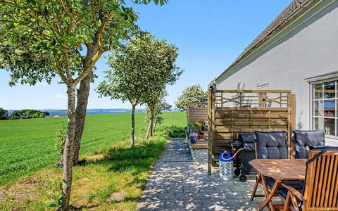 Mynthe - 750M from the Sea: Bleu, Lot Terre, Jardin, Ombre, Chalet, Aménagement Paysager, Pelouse, Cour, Mobilier De Jardin, Clôture