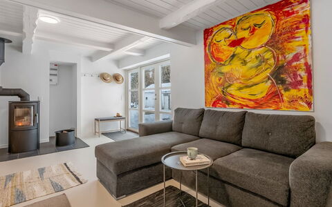 Chrissie - 3Km from the Sea: Meubles, Design Intérieur, Canapé, Sol, Sol, Mur, Bois, Pièce, Plafond, Salon