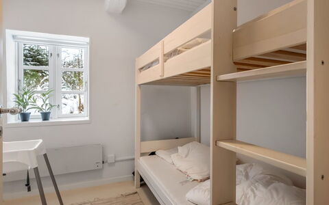 Chrissie - 3Km from the Sea: Mur, Design Intérieur, Chambre, Sol, Bois, Lit Superposé, Sol, Lit, Plafond, Pièce