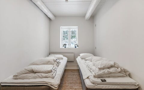 Chrissie - 3Km from the Sea: Chambre, Sol, Sol, Lit, Design Intérieur, Literie, Drap De Lit, Plafond, Pièce, Dortoir