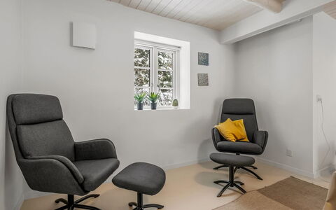 Chrissie - 3Km from the Sea: Meubles, Sol, Sol, Chaise, Design Intérieur, Salon, Club Président, Parquet, Confort