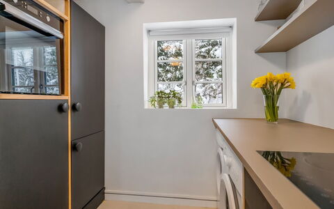 Chrissie - 3Km from the Sea: Mur, Bois, Design Intérieur, Sol, Cuisine, Principaux Appliance, Domicile, Éclairage, Plafond, Sol