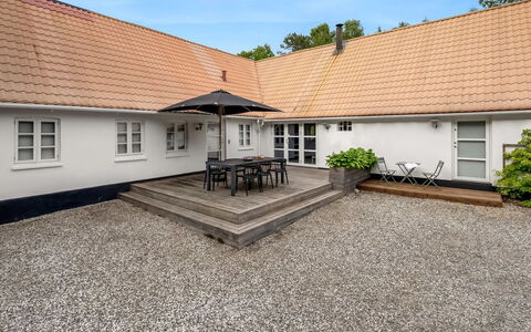 Chrissie - 3Km from the Sea: Toit, Domicile, Maison, Architecture, Chalet, Porte, Biens, Allée, Cour, Cour