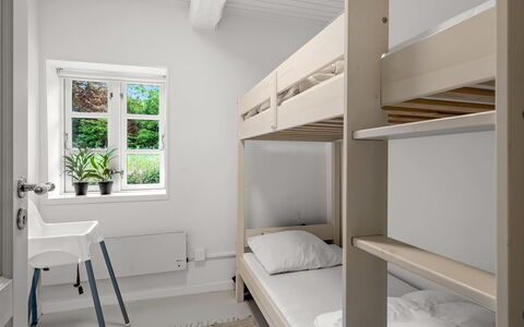 Chrissie - 3Km from the Sea: Design Intérieur, Bois, Sol, Sol, Chambre, Lit Superposé, Meubles, Lit, Appartement, Dortoir