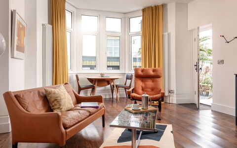 Jimi Hendrix: Meubles, Design Intérieur, Sol, Sol, Bois, Parquet, Chaise, Plafond, Salon, Pièce