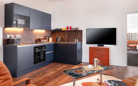 Jimi Hendrix: Meubles, Cabinetry, Design Intérieur, Sol, Principaux Appliance, Appareil De Cuisine, Cuisine, Sol, Électroménager, Comptoir